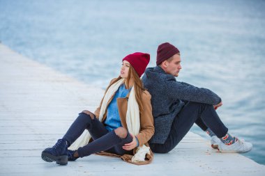 Eğleniyor ve açık havada birlikte gülen genç Çift.