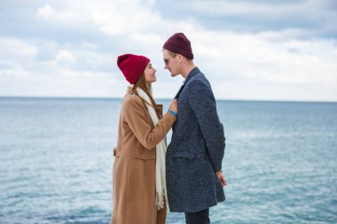 Eğleniyor ve açık havada birlikte gülen genç Çift.