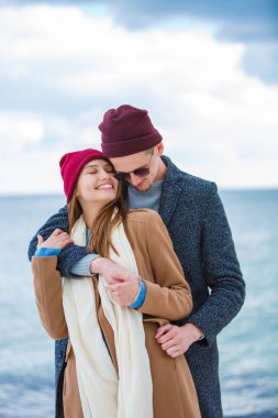 Eğleniyor ve açık havada birlikte gülen genç Çift.