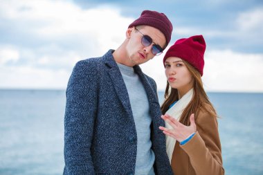 Eğleniyor ve açık havada birlikte gülen genç Çift.