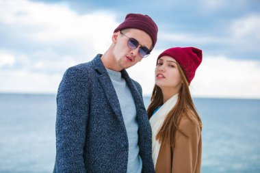 Eğleniyor ve açık havada birlikte gülen genç Çift.