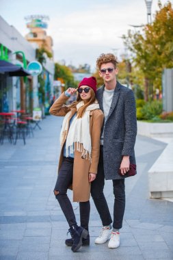 Eğleniyor ve açık havada birlikte gülerek güzel genç Çift.