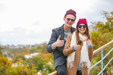 Eğleniyor ve açık havada birlikte gülen genç Çift.