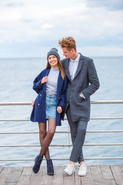 Eğleniyor ve açık havada birlikte gülen genç Çift.