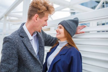 Eğleniyor ve açık havada birlikte gülerek mutlu genç Çift.