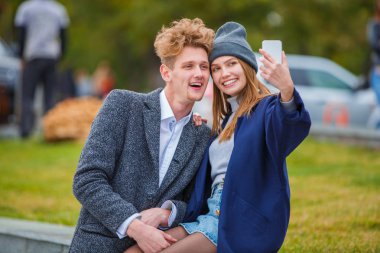 Eğleniyor ve açık havada birlikte gülen genç Çift.