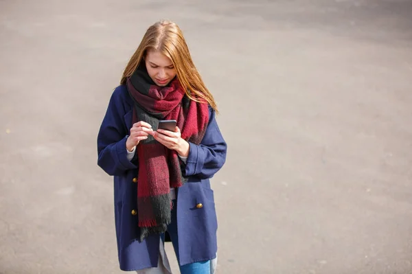 Modieus geklede vrouw plezier op de straat. — Stockfoto