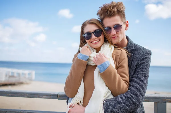 Feliz joven pareja divirtiéndose y riendo juntos al aire libre . — Foto de Stock