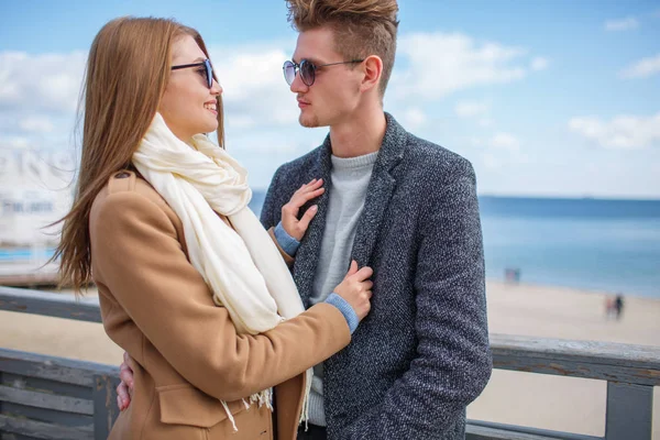 Alegre joven pareja tener divertido y riendo juntos al aire libre . — Foto de Stock