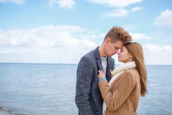 Alegre joven pareja tener divertido y riendo juntos al aire libre . — Foto de Stock