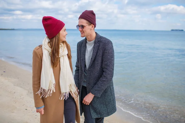 Alegre joven pareja tener divertido y riendo juntos al aire libre . — Foto de Stock