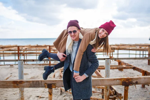 Alegre jovem casal se divertindo e rindo juntos ao ar livre . — Fotografia de Stock