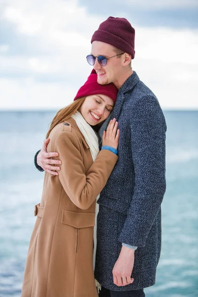 Alegre joven pareja tener divertido y riendo juntos al aire libre . — Foto de Stock