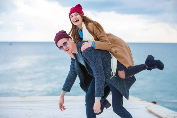 Joyeux jeune couple s'amuser et rire ensemble à l'extérieur . — Photo