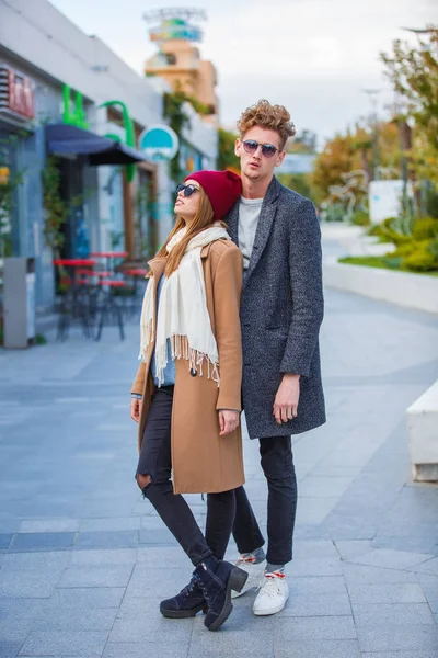 Alegre joven pareja tener divertido y riendo juntos al aire libre . — Foto de Stock