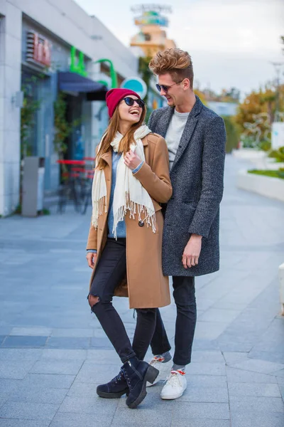 Beautiful young couple having fun and laughing together outdoors. — Stock Photo, Image