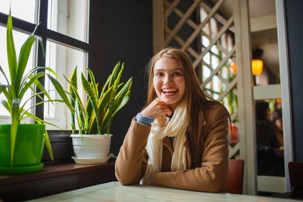 Hermosa joven divirtiéndose en el café . — Foto de Stock