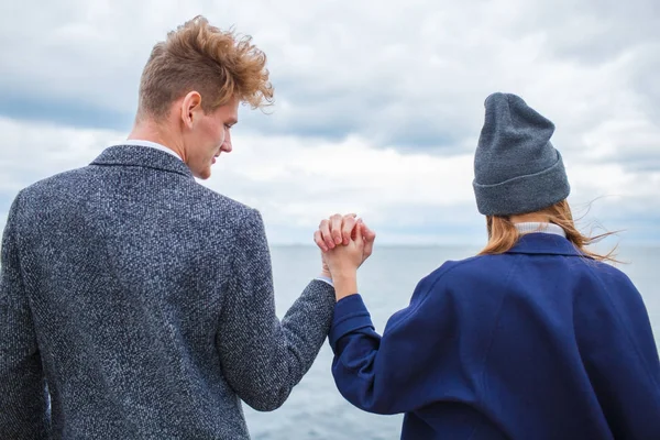 Eğleniyor ve açık havada birlikte gülen genç Çift.