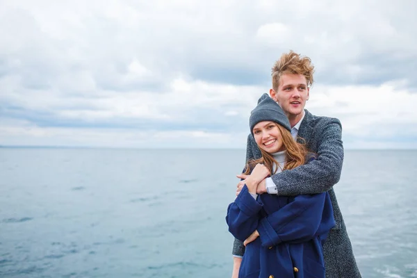 Heureux jeune couple s'amuser et rire ensemble à l'extérieur . — Photo