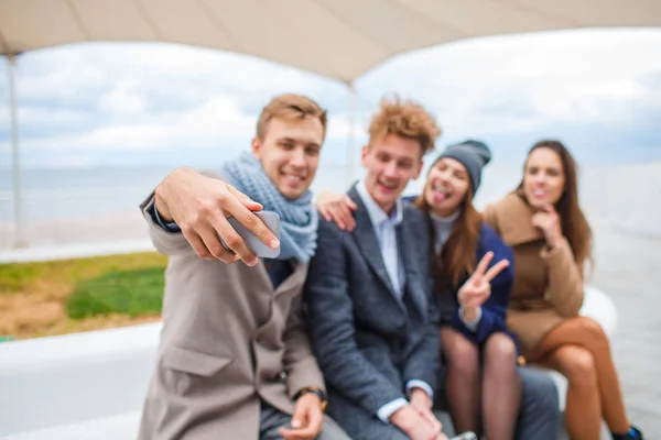 Beautiful young company having fun and laughing outdoors.. — Stock Photo, Image
