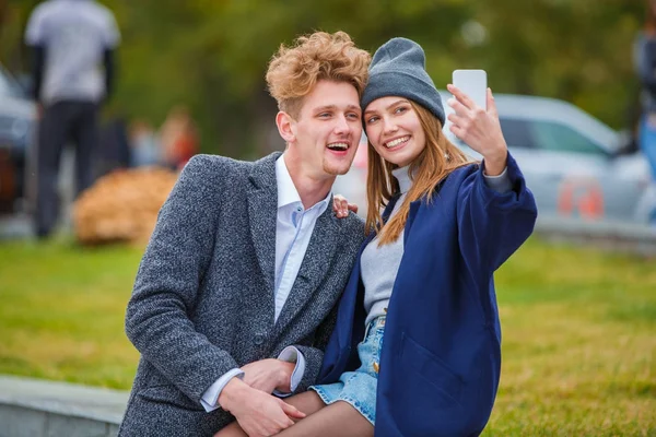 Alegre joven pareja tener divertido y riendo juntos al aire libre . — Foto de Stock