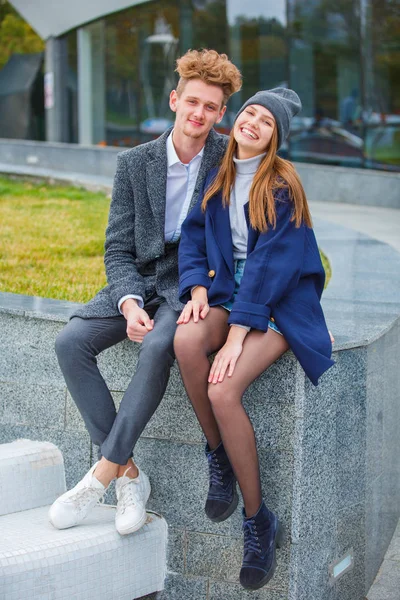 Fröhliches junges Paar, das Spaß hat und gemeinsam im Freien lacht. — Stockfoto