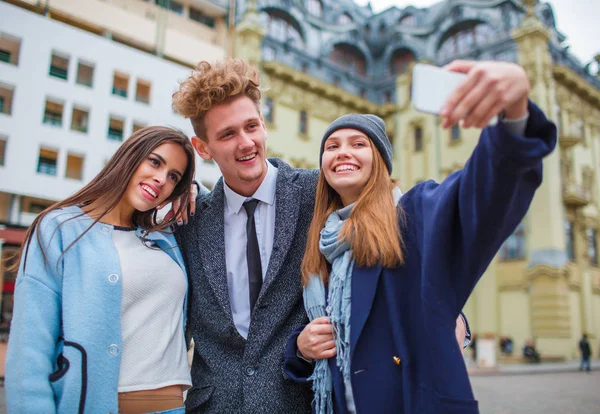 Funny young company having fun and laughing in the city. — Stock Photo, Image