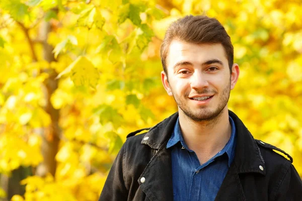 Yakışıklı çocuk doğa arka plan kameraya poz.