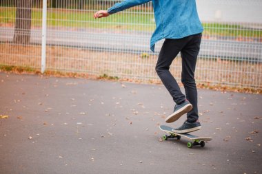 Genç çocuk buz pateni Park açık havada hile yaparak paten. Spor kavramı.
