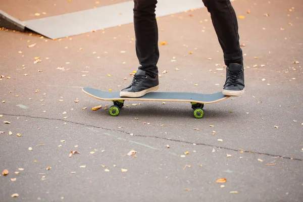 Jovem skate fazendo truque no parque de patinação ao ar livre. Conceito de desporto . — Fotografia de Stock