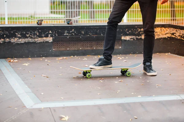 Unga skate pojke gör trick i skridskoåkning park utomhus. Sport-konceptet. — Stockfoto