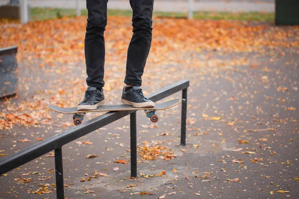 Jovem skate fazendo truque no parque de patinação ao ar livre. Conceito de desporto . — Fotografia de Stock