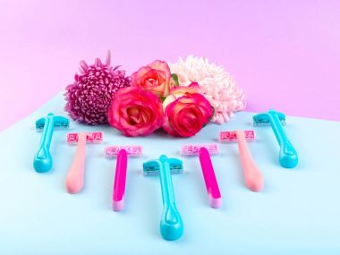 Epilasyon ve güzel çiçekler için renkli arka plan üzerinde ayarlayın. Güzellik kavramı.