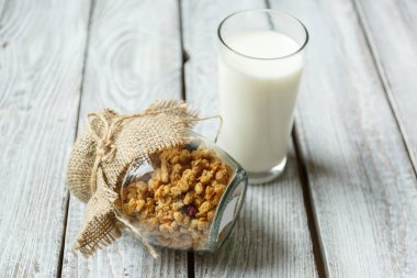 Ceviz ile yulaf lapası, kase ahşap arka plan üzerinde yaban mersini.