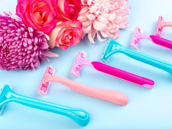 Set für Haarentfernung und schöne Blumen auf dem Farbhintergrund. — Stockfoto