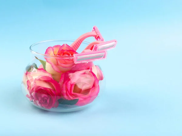 Set per la depilazione e bellissimi fiori in vaso sullo sfondo di colore. Concetto bellezza . — Foto Stock