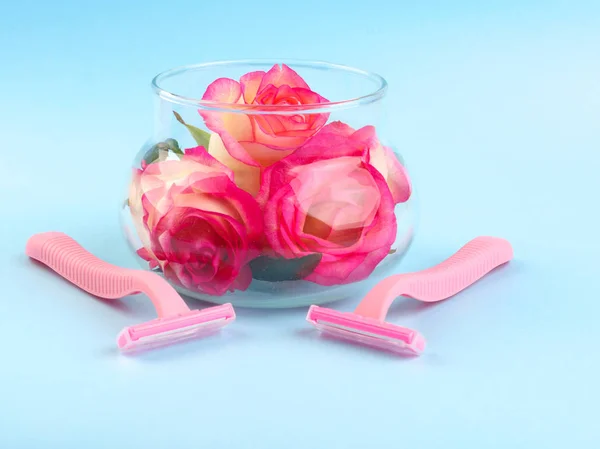 Set per la depilazione e bellissimi fiori in vaso sullo sfondo di colore. Concetto bellezza . — Foto Stock