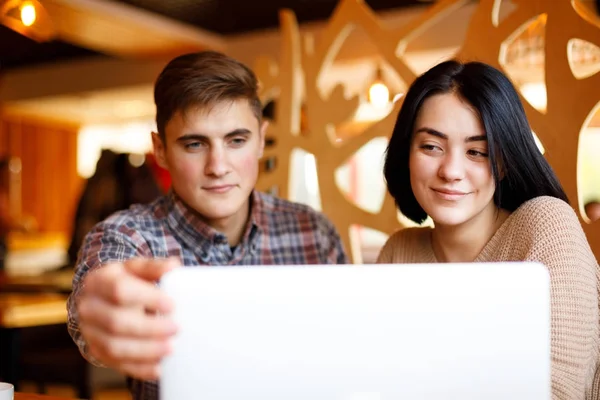 Hermosa pareja viendo en el portátil en el café . — Foto de Stock