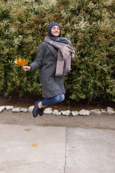 Hermosa chica feliz posando en el fondo de la naturaleza . — Foto de Stock