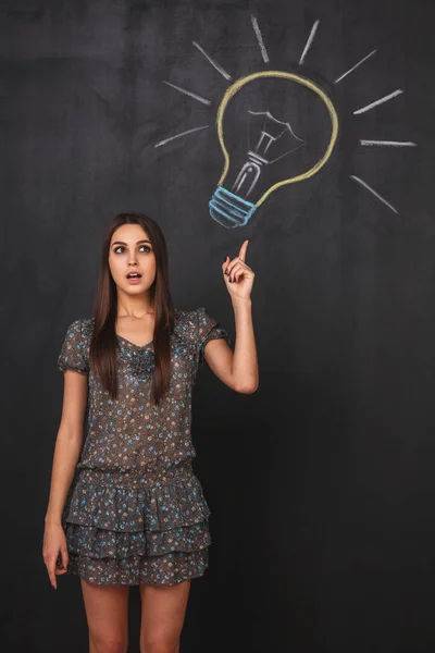 Jonge Student Meisje Wijst Haar Vinger Gloeilamp Getrokken Schoolbord Verrast — Stockfoto