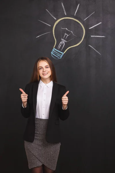 Ένας Νεαρός Φοιτητής Κοντά Μια Λάμπα Στο Blackboard Μια Γυναίκα — Φωτογραφία Αρχείου