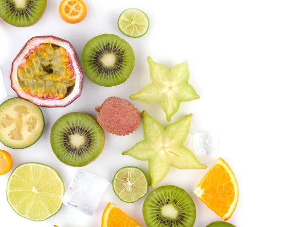 Rodajas Tropicales Frescas Frutas Carambolas Exóticas Jugosas Naranjas Litchi Kiwis — Foto de Stock