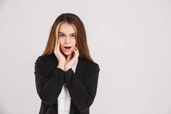 Gros plan portrait d'une jeune fille à la bouche ouverte sur fond gris. Concept d'émotions . — Photo