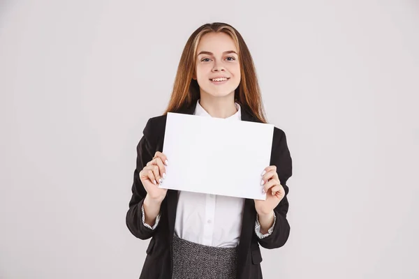 Una hermosa mujer de negocios joven con un libro blanco sobre fondo gris. Copiar espacio —  Fotos de Stock