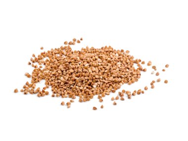 Karabuğday kabuğu çıkarılmış tane, beyaz bir arka plan üzerinde izole bir yığın. Vejeteryan ve sağlıklı gıda kavramı.