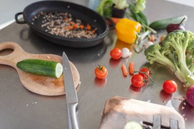 Sebze mutfak oda pişirme süreci. Sağlıklı bir yemek için farklı malzemelerin yakın çekim.