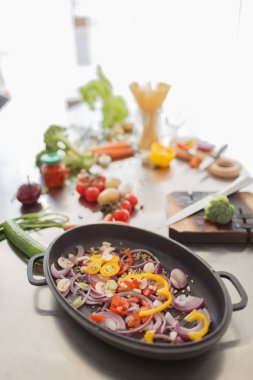 Sebze mutfak oda pişirme süreci. Sağlıklı bir yemek için farklı malzemelerin yakın çekim.