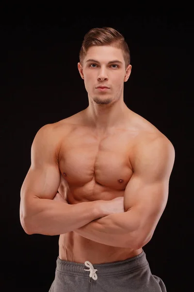 一个性感的健美运动员 在黑色的背景下显示二头肌和三肌 健身房 建立肌肉概念 — 图库照片