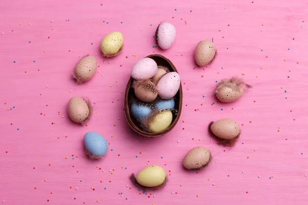 Čokoládová Velikonoční Vejce Křepelčí Vejce Barevné Bonbóny Zářivě Růžové Pozadí — Stock fotografie