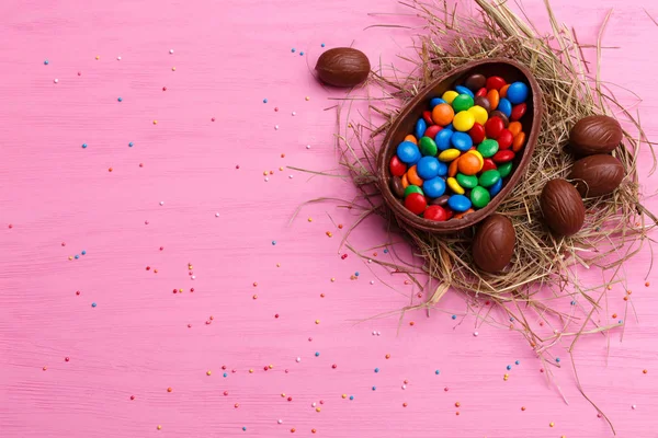 Čokoládová Velikonoční Vejce Barevné Bonbóny Zářivě Růžové Pozadí Velikonoční Sladkosti — Stock fotografie